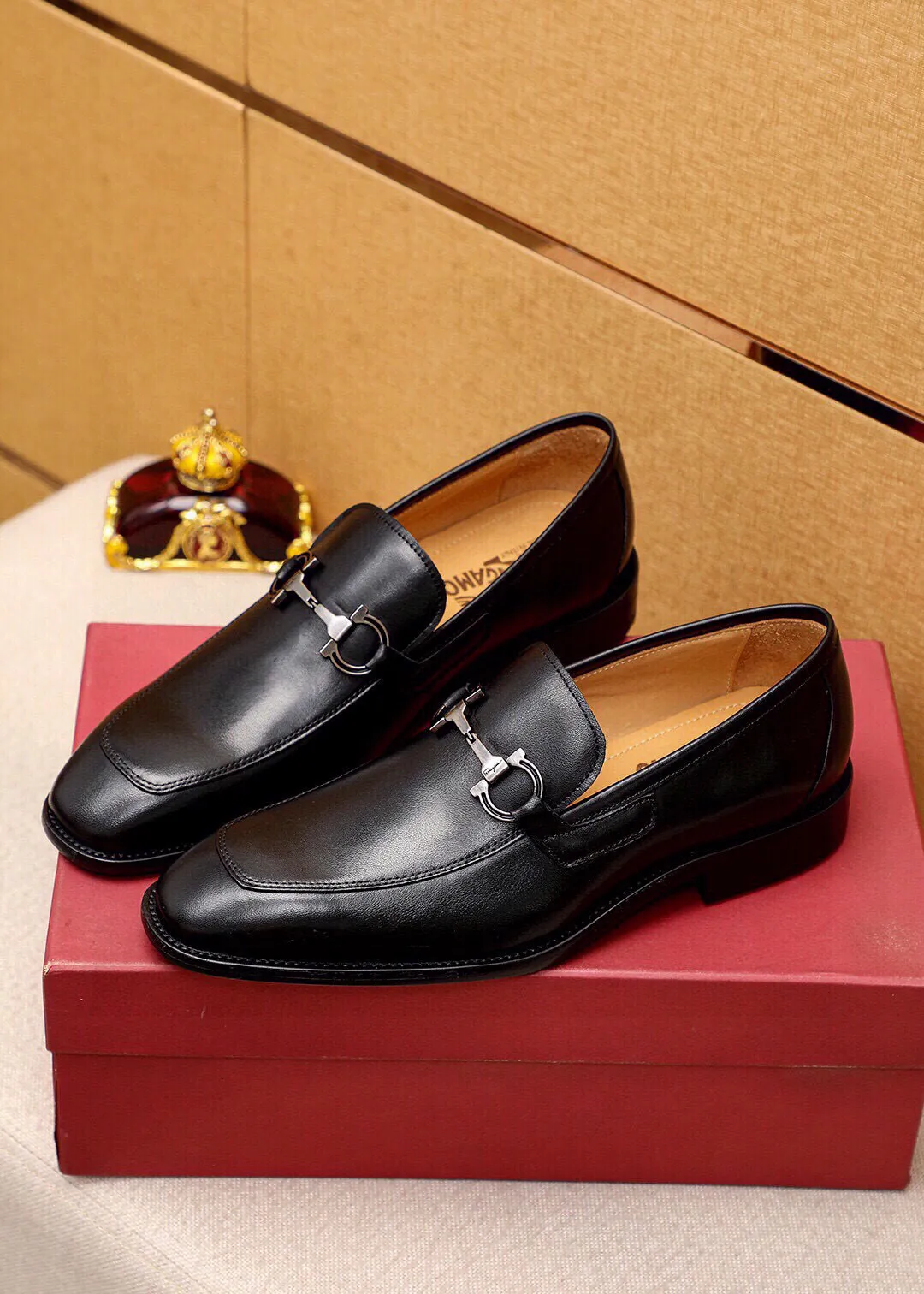 Men's shoes 💰460 💐 Product trademark: Ferragamo "Ferragamo" casual leather shoes Regular size: 38-44 (45🉑️customized) Product materials: Selected imported first-layer calfskin upper + luxury hardware buckle, imported water-dyed cow leather lining. Strong three-dimensional visual effect, original outsole color: 1⃣️color optional